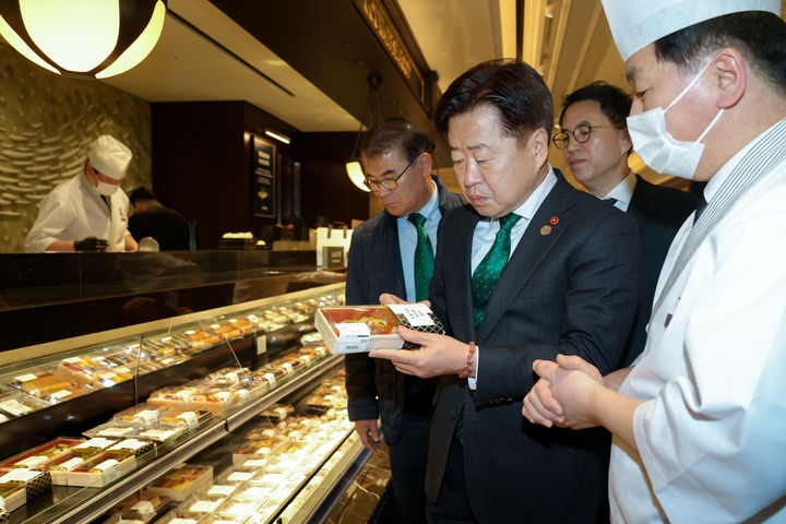 [제주=뉴시스] 오영훈 제주지사가 19일 오후 서울 신세계백화점 강남점을 찾아 제주해녀 전문 코너 운영 현장을 살펴보고 있다. (사진=제주도 제공) 2025.03.19. photo@newsis.com *재판매 및 DB 금지