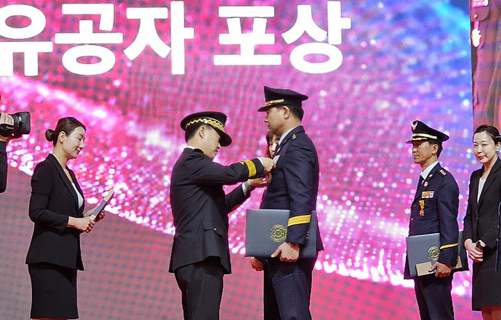 태백소방서 김두남 태백남성의용소방대장은 19일 서울 성북구 고려대 화정체육관에서 열린 제4주년 의용소방대의 날 기념식에서 국민훈장 목련장을 수상하고 있다.(사진=태백소방서 제공) *재판매 및 DB 금지