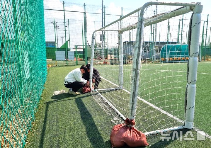 [포항=뉴시스] 송종욱 기자 = 포항시가 시민 안전을 위해 공공풋살장 긴급 안전 점검을 하고 있다. 사진은 19일 포항 지역 한 풋살구장에서 골대 안전 장치를 점검하는 모습. (사진=포항시 제공) 2025.03.19. photo@newsis.com