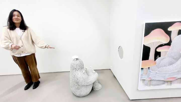 [사진=박현주미술전문기자]이미주 작가가 캔버스 밖으로 나온 '설인'에 대해 이야기하고 있다. *재판매 및 DB 금지