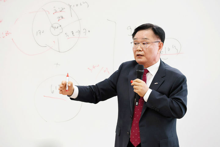 [창원=뉴시스] 강경국 기자 = 홍남표 경남 창원시장이 채무불이행(디폴트) 상태에 빠진 액화수소 플랜트 운영사 하이창원㈜ 사태 등과 관련해 기자회견을 갖고 있다. (사진=창원시청 제공). 2025.03.19. photo@newsis.com *재판매 및 DB 금지