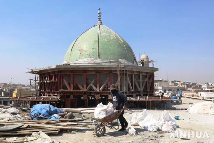 [ 모술( 이라크)= 신화/뉴시스]이라크 북부 도시의 명소인 알-누리 사원이 2025년 3월 18일 재건을 위한 막바지 공사를 하고 있는 광경.&nbsp; 이라크정부는 알 누리 사원과 부속 첨탑이 2017년 IS에 의해 폭파된 후 아랍에미맅 연합과 유엔의 유네스코 지원으로 9월1일 다시 문을 열게 되었다고 발표했다. 2025. 09.02. 