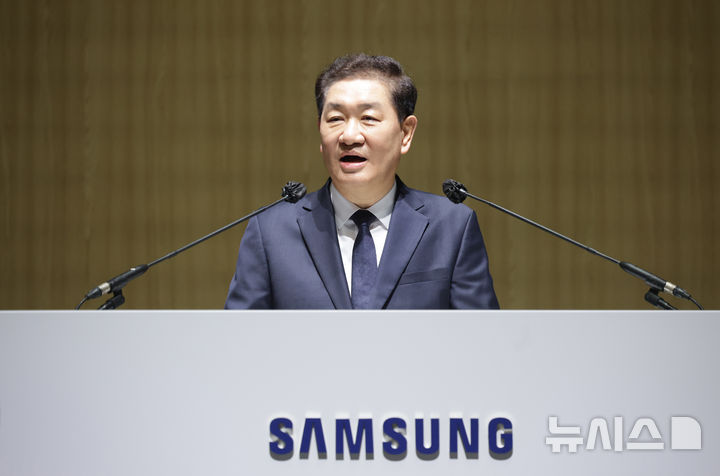 [수원=뉴시스] 김종택 기자 = 한종희 삼성전자 대표이사 부회장이 19일 경기도 수원시 영통구 수원컨벤션센터에서 열린 삼성전자 제56기 정기 주주총회에서 인사말을 하고 있다. (공동취재) 2025.03.19. photo@newsis.com