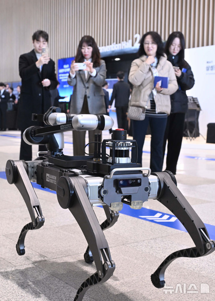 [수원=뉴시스] 김종택 기자 = 삼성전자 제56기 정기 주주총회가 열린 19일 경기도 수원시 수원컨벤션센터에서 열렸다. 이번 주주총회에서는 주주체험 강화를 위해 삼성전자 AI Home, 볼리(Ballie), 차세대 디스플레이, 갤럭시 AI, 의료기기, 하만 전장과 오디오도 전시했다. (공동취재) 2025.03.19. photo@newsis.com