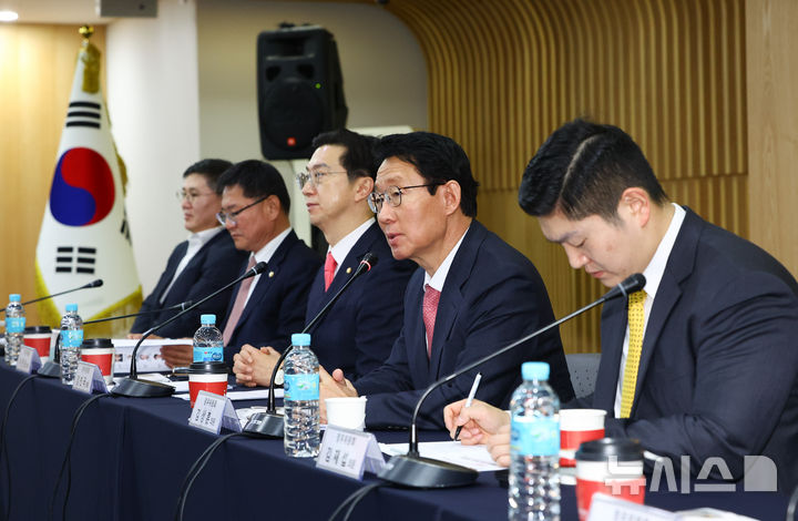 [서울=뉴시스] 황준선 기자 = 김상훈 국민의힘 정책위의장이 19일 오전 서울 종로구 생명보험교육문화센터에서 열린 보험산업 경쟁력 제고를 위한 국민의힘-보험업계 현장간담회에서 발언하고 있다. 2025.03.19. hwang@newsis.com