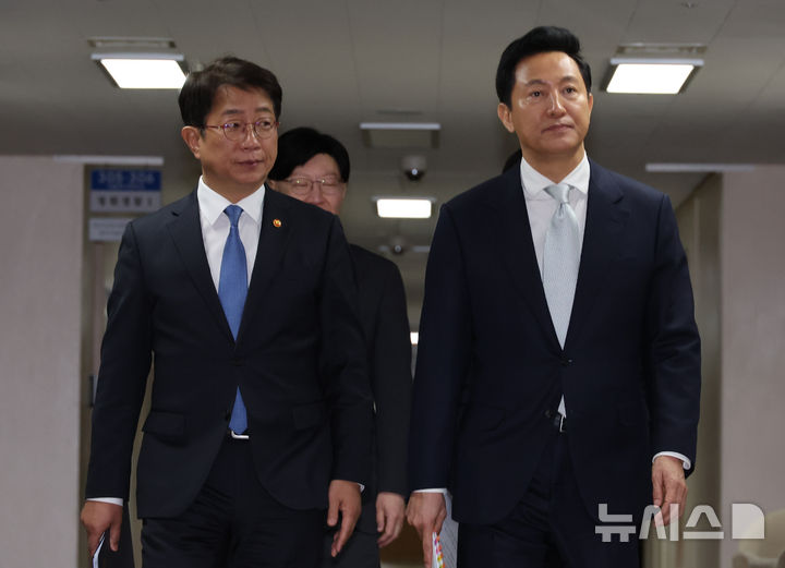 [서울=뉴시스] 김명원 기자 = 박상우 국토교통부 장관, 오세훈 서울시장이 지난달 19일 오전 서울 종로구 정부서울청사에서 열린 주택시장 안정화 방안 발표를 위해 브리핑실로 이동하는 모습. 2025.03.19. kmx1105@newsis.com