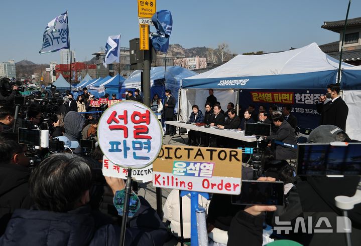 [서울=뉴시스] 국회사진기자단 = 이재명 더불어민주당 대표가 19일 서울 종로구 경복궁역 부근 광화문 민주당 천막농성장에서 열린 현장 최고위원회의에서 발언하고 있다. 2025.03.19. photo@newsis.com