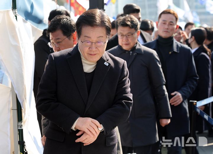 [서울=뉴시스] 국회사진기자단 = 이재명 더불어민주당 대표가 19일 오전 서울 종로구 경복궁역 부근 광화문 민주당 천막농성장에서 열린 현장 최고위원회의에 참석하고 있다.2025.03.19. photo@newsis.com