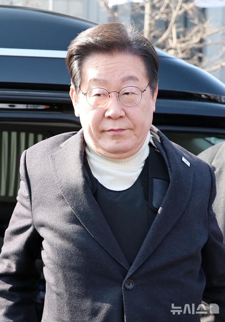 [서울=뉴시스] 국회사진기자단 = 이재명 더불어민주당 대표가 19일 오전 서울 종로구 경복궁역 부근 광화문 민주당 천막농성장에서 열린 현장 최고위원회의에 참석하기 위해 차량에서 내리고 있다.2025.03.19. photo@newsis.com