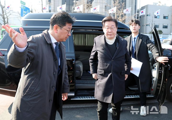[서울=뉴시스] 국회사진기자단 = 이재명 더불어민주당 대표가 19일 오전 서울 종로구 경복궁역 부근 광화문 민주당 천막농성장에서 열린 현장 최고위원회의에 참석하기 위해 차량에서 내리고 있다.2025.03.19. photo@newsis.com