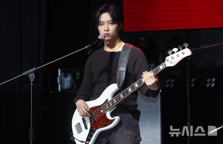 [서울=뉴시스] 김혜진 기자 = 그룹 드래곤포니 편성현이 19일 오후 서울 서대문구 예스24 원더로크홀에서 열린 두 번째 EP '낫 아웃(Not Out)' 발매 기념 미디어 쇼케이스에서 무대를 선보이고 있다.타이틀곡 '낫 아웃'은 꿈을 향해 끊임없이 도전하는 현대 청춘들의 모습을 야구 용어에 빗대어 표현한 곡이다. 2024.03.19. jini@newsis.com