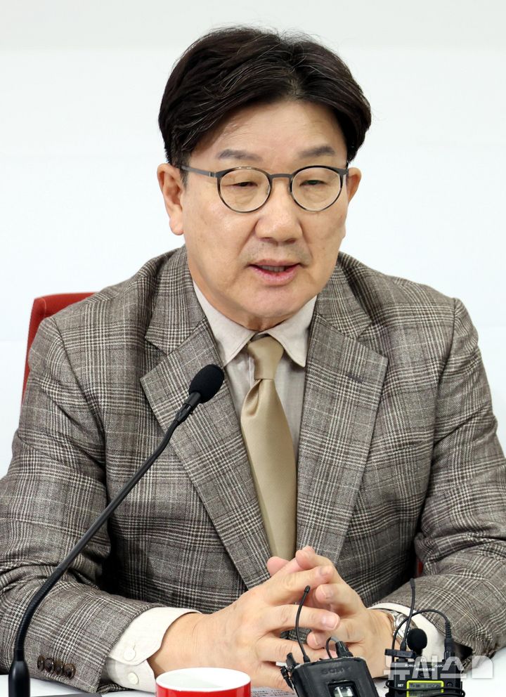 [서울=뉴시스] 조성봉 기자= 권성동 국민의힘 원내대표가 19일 오후 서울 여의도 국회에서 열린 현안관련 기자간담회에서 취재진의 질문에 답변하고 있다. 2025.03.19. suncho21@newsis.com