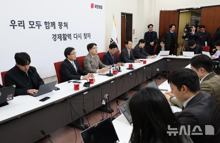 [서울=뉴시스] 조성봉 기자= 권성동 국민의힘 원내대표가 19일 오후 서울 여의도 국회에서 열린 현안관련 기자간담회에서 발언을 하고 있다. 2025.03.19. suncho21@newsis.com