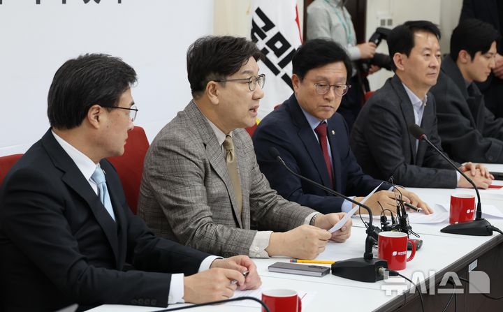[서울=뉴시스] 조성봉 기자= 권성동 국민의힘 원내대표가 19일 오후 서울 여의도 국회에서 열린 현안관련 기자간담회에서 발언을 하고 있다. 2025.03.19. suncho21@newsis.com