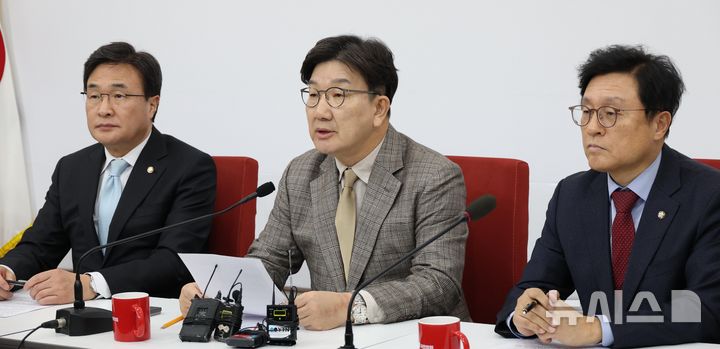 [서울=뉴시스] 조성봉 기자= 권성동 국민의힘 원내대표가 19일 오후 서울 여의도 국회에서 열린 현안관련 기자간담회에서 발언을 하고 있다. 2025.03.19. suncho21@newsis.com