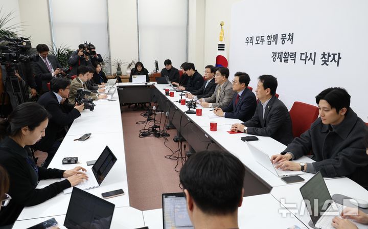 [서울=뉴시스] 조성봉 기자= 권성동 국민의힘 원내대표가 19일 오후 서울 여의도 국회에서 열린 현안관련 기자간담회에서 발언을 하고 있다. 2025.03.19. suncho21@newsis.com