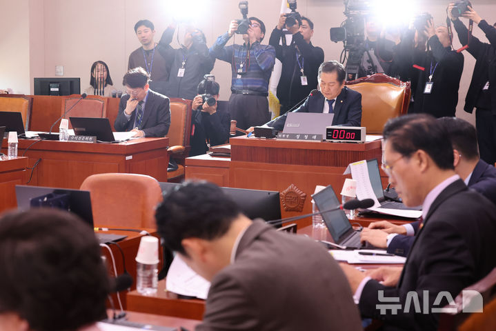 [서울=뉴시스] 권창회 기자 = 정청래 법사위원장이 19일 서울 여의도 국회에서 열린 법제사법위원회 전체회의에서 의사봉을 두드리고 있다. 2025.03.19. kch0523@newsis.com