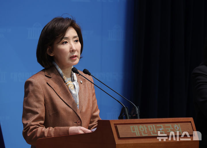 [서울=뉴시스] 고승민 기자 = 나경원 국민의힘 의원이 19일 서울 여의도 국회 소통관에서 현안 기자회견을 하고 있다. 2025.03.19. kkssmm99@newsis.com
