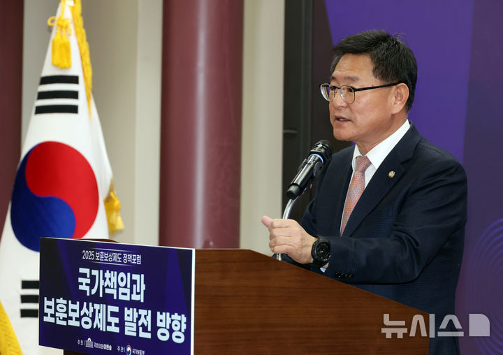 [서울=뉴시스] 고승민 기자 = 이헌승 국민의힘 의원이 지난 3월19일 서울 여의도 국회 의원회관에서 국가책임과 보훈보상제도 발전방향을 주제로 열린 2025 보훈보상제도 정책포럼에서 인사말을 하고 있다. 2025.03.19. kkssmm99@newsis.com