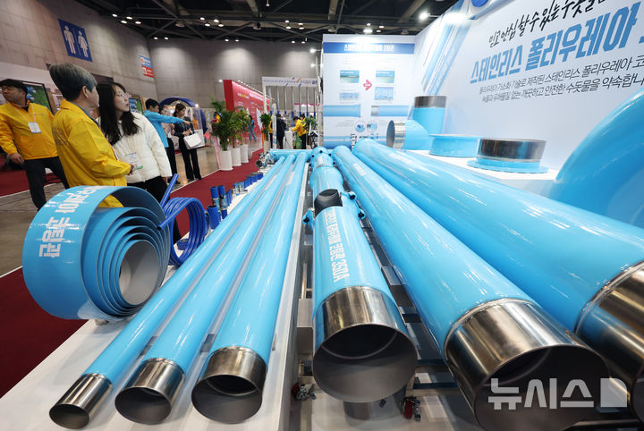 [고양=뉴시스] 김진아 기자 = 19일 경기 고양시 킨텍스에서 열린 '2025 국제물산업박람회'에서 관람객들이 다양한 기능의 제수밸브를 살펴보고 있다. 2025.03.19. bluesoda@newsis.com