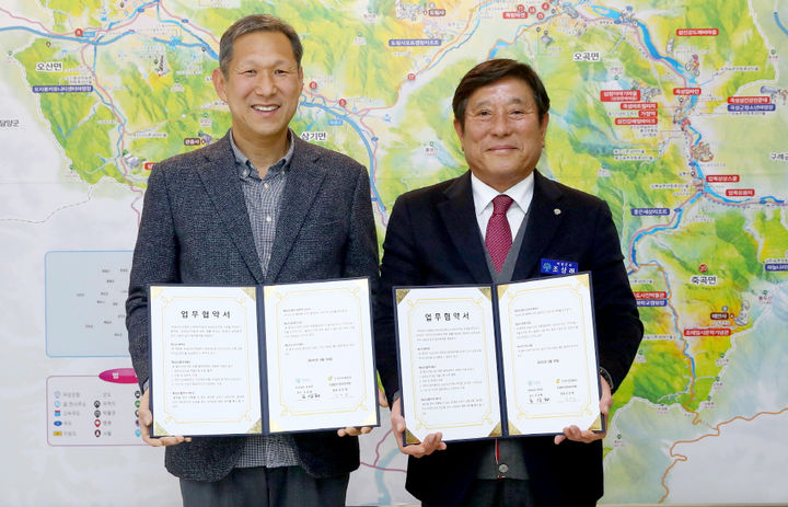[곡성=뉴시스] 곡성군, 남원 친절한신경외과의원 업무협약. (사진=곡성군청 제공). photo@newsis.com *재판매 및 DB 금지