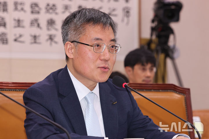 [서울=뉴시스] 권창회 기자 =김석우 법무부 차관은 2일 국무위원 15인 이하인 경우에도 국무회의 운영이 적법한 사례가 있다고 밝혔다. 김 차관이 3월 19일 서울 여의도 국회에서 열린 법제사법위원회 전체회의에서 의원질의에 답하고 있다. 2025.03.19. kch0523@newsis.com