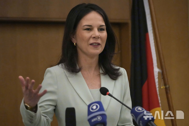[베이루트(레바논)=AP/뉴시스]아날레라 베어복 독일 외무장관이 19일(현지시각) 레바논 베이루트에서 기자회견을 하고 있다. 시리아 내전 초기 시리아주재 대사관을 폐쇄했던 독일이 20일 13년 만에 다시 독일 대사관 문을 열었다. 2025.03.20.