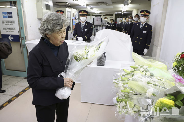 [도쿄=AP/뉴시스]일본에서 종교 단체 옴진리교의 도쿄 지하철 사린 테러가 발생한지 30년을 맞이한 20일 현지에서는 추도 행사가 열렸다. 사진은 1995년 3월 20일 일본 지하철 사린 테러로 남편을 잃은 다카하시 시즈에(高橋シズヱ·78)씨가&nbsp; 20일 도쿄 가스미가세키역에 방문해 헌화하고 있는 모습. 2025.03.20.