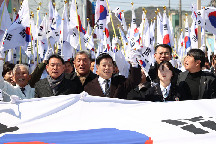 [고성(경남)=뉴시스] 신정철 기자= 경남 고성군은 19일, 3.1운동창의탑보존위원회(위원장 최근호) 주관으로 회화면 배둔리 3·1운동 창의탑 행사장에서 고성군 내 독립애국지사 유족 및 보훈단체, 기관·사회단체, 학생 등을 비롯해 군민 350여 명이 참석한 가운데 ‘제106주년 3·1절 배둔장터 독립 만세운동 기념행사’를 개최했다.사진은 이상근 고성군수 등 참가자들이 106년 전 배둔장터에 울려 퍼진 대한독립 만세운동을 재현하고 있다.(사진=고성군 제공).2025.03.19. photo@newsis.com *재판매 및 DB 금지