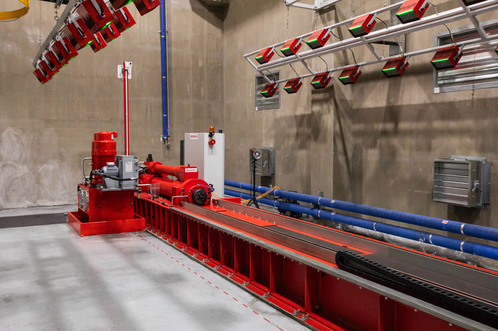 [서울=뉴시스] 한국교통안전공단의 자동차 충돌 시 발생하는 관성 하중에 대한 배터리의 안전성을 확인하는 충격시험장비. photo@newsis.com *재판매 및 DB 금지