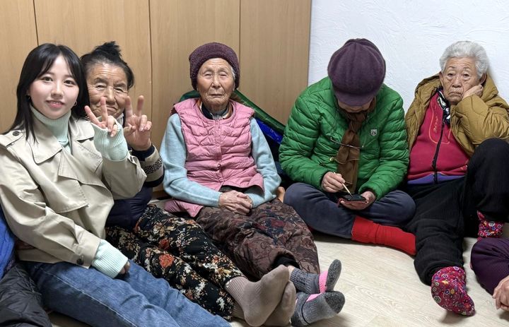 오혜린 대표와 방곡리 노인들 *재판매 및 DB 금지