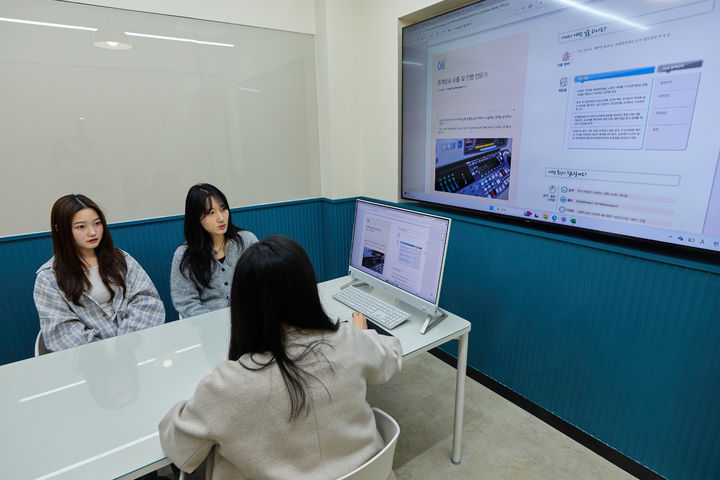 [인천=뉴시스] 인하대 전공디자인센터에서 학생들이 전공 상담을 받고 있다. (사진=인하대 제공) 2025.03.20. photo@newsis.com *재판매 및 DB 금지