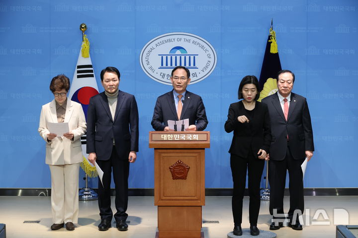 [서울=뉴시스] 조성봉 기자 = 임종득 국민의힘 의원이 20일 오전 서울 여의도 국회 소통관에서 열린 ‘육군의 영현백 납품’ 관련 기자회견에서 발언을 하고 있다. 왼쪽부터 강선영, 성일종 의원, 임 의원, 수어통역사, 한기호 의원. 2025.3.20. suncho21@newsis.com