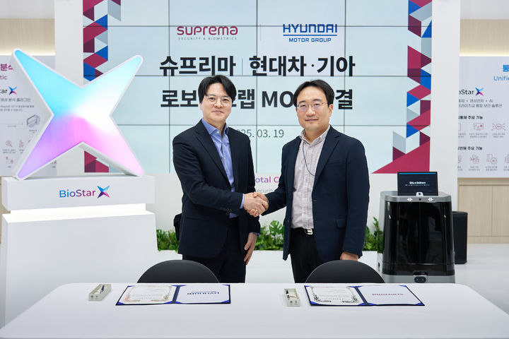 [서울=뉴시스] 현동진 현대차·기아 로보틱스랩장 상무(오른쪽)와 김한철 슈프리마 대표가 19일 경기 고양시 킨텍스에서 기념 촬영하는 모습. (사진=현대차그룹) *재판매 및 DB 금지