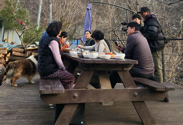 지난 18일 ‘정선 맛 연구회’는 KBS1-TV 시사교양 프로그램 ‘한국인의 밥상’에 출연해 정선 특산물을 활용한 전통 음식을 조리하는 과정과 그 음식에 담긴 지역의 역사와 문화를 소개하고 있다.(사진=정선군 제공) *재판매 및 DB 금지