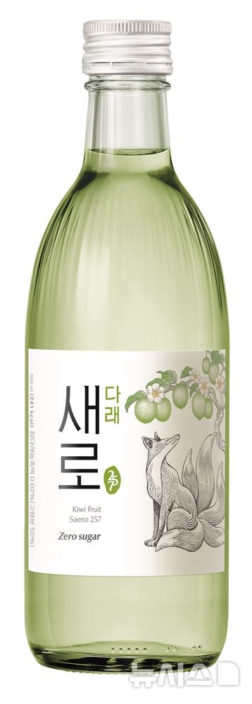 [서울=뉴시스] 롯데칠성음료의 과일소주 '새로 다래'. photo@newsis.com