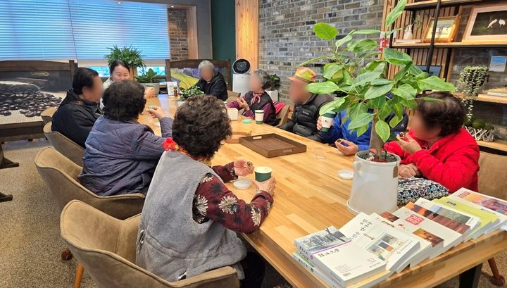 [창녕=뉴시스] 창녕군 보건소가 치매가족을 대상으로 힐링 자조모임'을 운영하고 있다. (사진= 창녕군 제공) 2025.03.20. photo@newsis.com *재판매 및 DB 금지