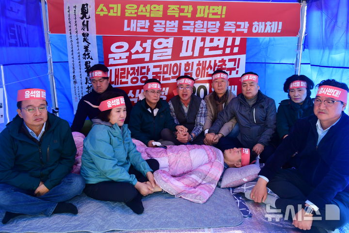 [완주=뉴시스] 이주갑 완주군의원이 윤석열 대통령 파면을 촉구하며 단식에 나선 가운데 동료 의원들이 안타깝게 지켜보고 있다. (사진=뉴시스 DB). photo@newsis.com *재판매 및 DB 금지