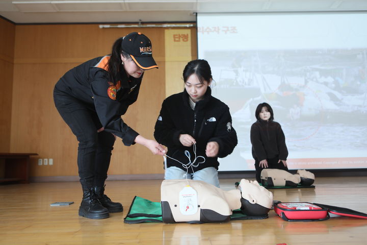 [부산=뉴시스] 부산해양경찰서 신임 순경이 제세동기(AED) 사용법 및 주의사항을 배우고 있다. (사진=부산해양경찰서 제공) 2025.03.20. photo@newsis.com *재판매 및 DB 금지