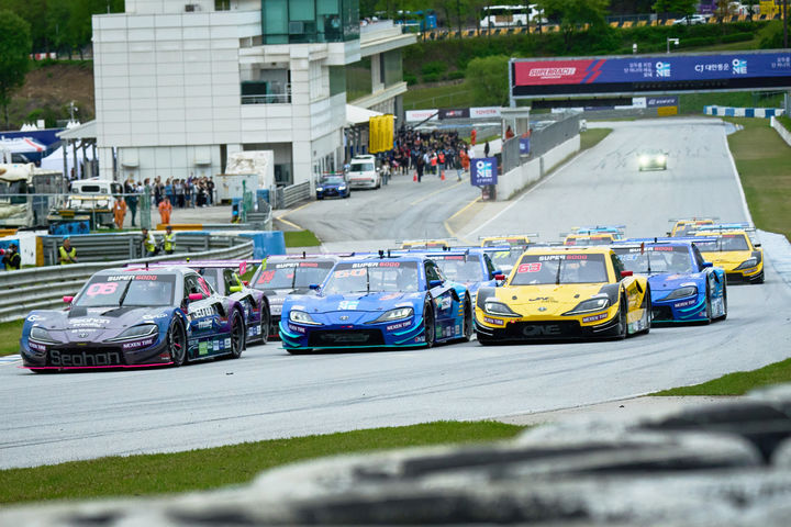 [서울=뉴시스] 지난 2024 오네 슈퍼레이스 챔피언십 개막전 장면. (사진=슈퍼레이스 제공) *재판매 및 DB 금지