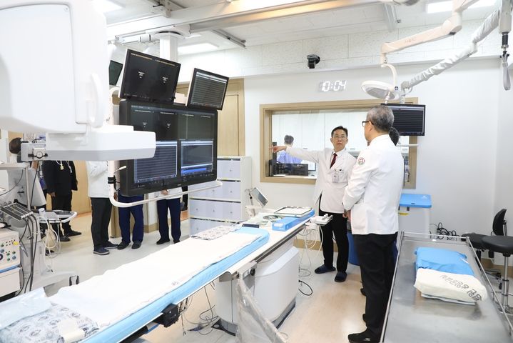 [광주=뉴시스] 전남대병원 심혈관센터는 초정밀 심혈관 조영 장비인 '아주리온(Philips Azurion 7B1212)'을 도입했다고 20일 밝혔다. (사진=전남대병원 제공) 2025.03.20. photo@newsis.com *재판매 및 DB 금지