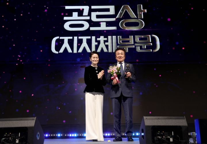 [제주=뉴시스] 양경호(오른쪽) 제주도의원이 지난 19일 서울 그랜드워커힐 호텔에서 PBA프로당구협회 주최·주관으로 열린 '2025 PBA 골든큐 어워드'에서 공로상(지자체 부문)을 수상한 뒤 기념 촬영을 하고 있다. (사진=제주도의회 제공) 2025.03.20. photo@newsis.com *재판매 및 DB 금지