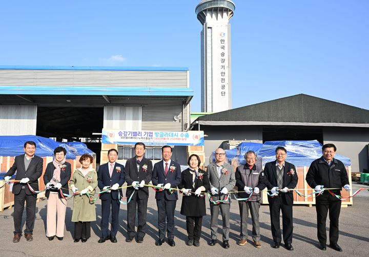 [거창=뉴시스] 거창군청 ((주)모든엘리베이터 해외 수출 누적 1 800만 달러 달성3)*재판매 및 DB 금지 *재판매 및 DB 금지