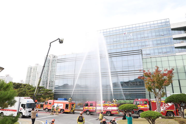 [대전=뉴시스] 대전 중구가 지난해 충남대 병원에서 재난대응 안전한국훈련을 실시하고 있다. (사진= 중구청 제공) *재판매 및 DB 금지