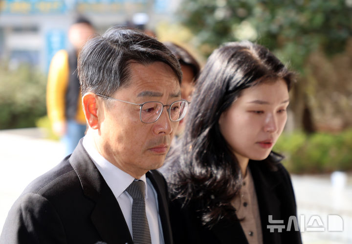 [군산=뉴시스] 강경호 기자 = 중대재해 처벌 등에 관한 법률 위반 혐의로 기소된 김철희(왼쪽) 세아베스틸 전 대표이사가 20일 전북 군산시 전주지법 군산지원에서 열린 재판에 출석하고 있다. 2025.03.20. lukekang@newsis.com