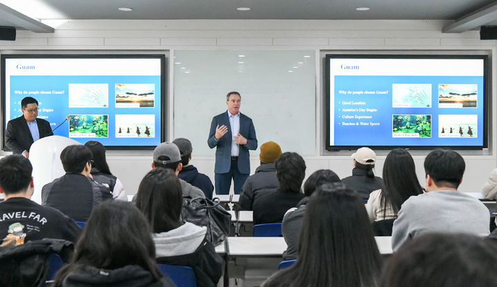 [천안=뉴시스] 백석대에 방문한 벤 퍼거슨 PIC괌 총지배인이 학생들에게 특강을 하고 있다.(사진=백석문화대 제공)2025.03.20. photo@newsis.com. *재판매 및 DB 금지