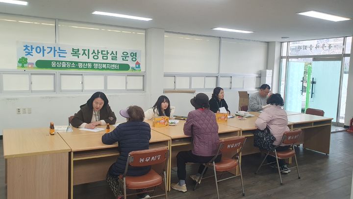 [양산=뉴시스] 웅상출장소가 찾아가는 복지상담실을 운영하고 있다. (사진=양산시 제공) 2025.03.20. photo@newsis.com *재판매 및 DB 금지