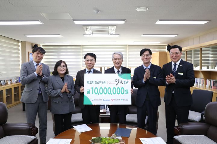 [창원=뉴시스]범한그룹 정영식 회장, '학교 밖 청소년' 위해 1000만 원 기부.(사진=경남교육청 제공) 2025.03.20.photo@newsis.com *재판매 및 DB 금지