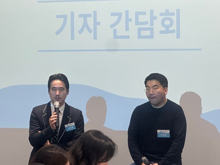 [서울=뉴시스] 이혜원 기자 = 20일 오전 서울 마포구 홍익대학교 아트앤디자인밸리에서 열린 '넥스트 디자인 랩' 설립 기자간담회에서 김익환 한세실업 부회장(왼쪽)이 답변하고 있다. 2025.03.20. march11@newsis.com *재판매 및 DB 금지