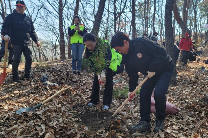 [대구=뉴시스] 이상제 기자 = 20일 대구 달서구 도원지 서편 등산로에서 열린 제3차 '우리 마을 동산 가꾸기' 행사에 참여한 이태훈 달서구청장이 나무를 심고 있다. 2025.03.20. king@newsis.com *재판매 및 DB 금지